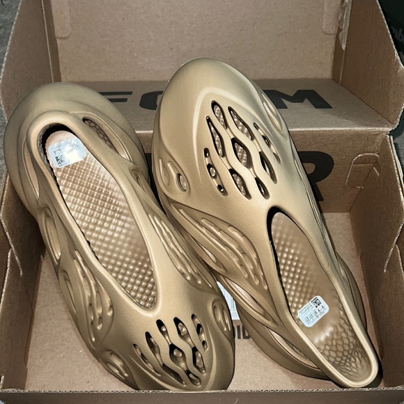 YEEZY FOAM RNNR - Men’s 7/ Women’s 8.5 - Picture 1 of 3